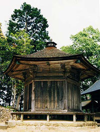 鹿苑寺地蔵堂（六角堂）国・重要文化財（昭和54年指定）